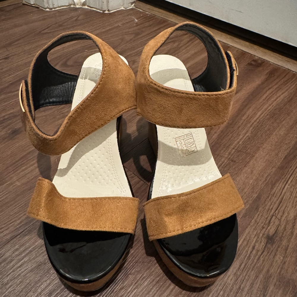 GJGC Chic Tan and Black Women's Sandals size 5.5